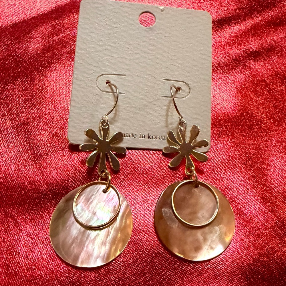 Chic Gold Floral Drop Earrings